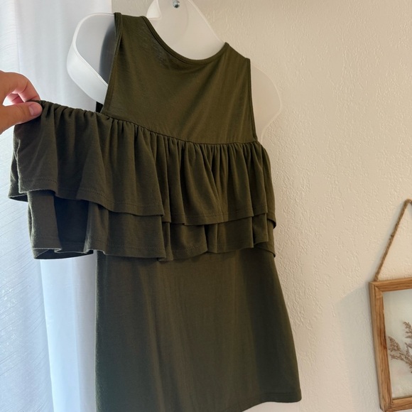a.n.a. A new approach Green Ruffle Sleeveless off shoulder Top Size M casual - Picture 3 of 7